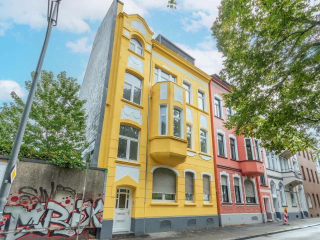 „Mitten in Krefeld, mitten im Leben – großzügige Wohnung mit Charakter, Charme & Erkerbonus!“