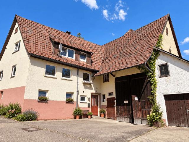 Mitten in Schwieberdingen Bauernhaus, mit großer Scheune, Stellplätzen und schönem Garten