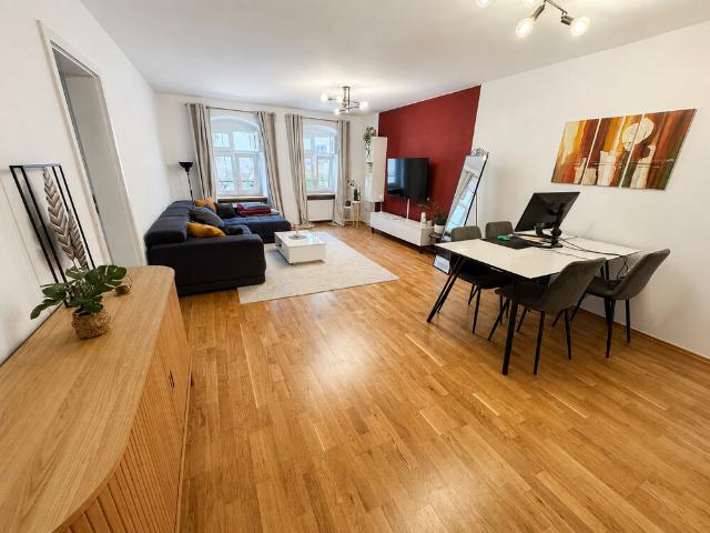 Mitten in Straubing zuhause – großzügige 2 Zimmer Wohnung mit Altbaucharme