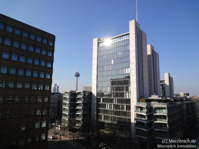 MITTENDRIN WOHNEN: modernisierte 3 Zimmerwohnung mit Westbalkon