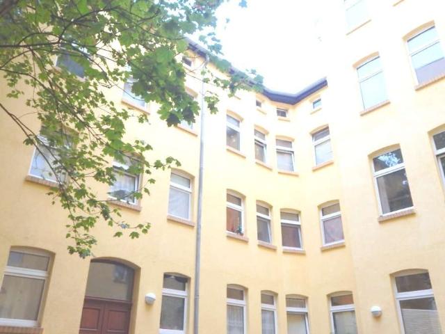 Mit 3 ungefähr gleichgroßen Räumen zzgl. Wohnraum Küche, Badewanne & Dusche