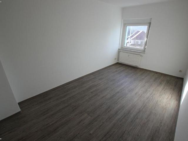 Mit Aufzug! 2 Raum Whg. mit Balkon, Bad mit Wanne & Dusche! In der Geraer Innenstadt!