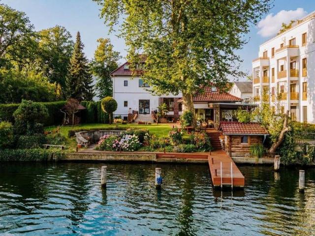 Mit Bootssteg, Remise, Keller, Kamin, Saunas u.v.m.: Einfamilienhaus Villa am Wasser in Grünau
