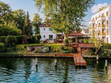 Mit Bootssteg, Remise, Keller, Kamin, Saunas u.v.m.: Einfamilienhaus Villa am Wasser in Grünau