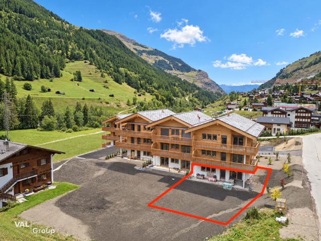 Mit Blick auf die Dent Blanche liegt eine helle Wohnung mit 4,5 Zimmern, die durch einen angenehmen Außenbereich erweitert wird
