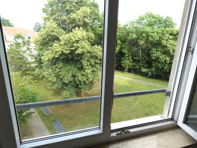 Mit Blick in den wunderschönen, grünen Innenhof*Auf Wunsch mit Einbauküche!