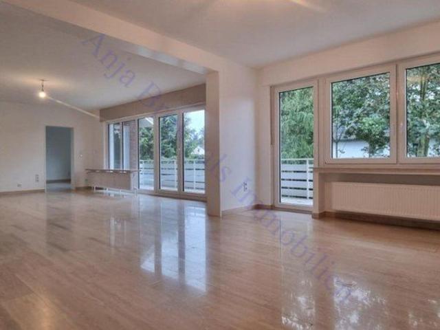 Mit Garage, Gäste WC und Einbauküche schick modernisiert Obergeschoss in einem Zweifamilienhaus