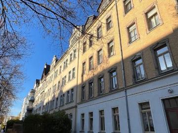 Mit dem Lift ist 3. OG ! Balkon an der Küche + Bad mit Wanne frei ab 1.3.23
