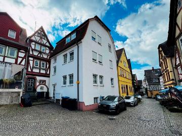Mit Einbauküche: renovierte 2 Zimmer Wohnung im Herzen von Klingenberg