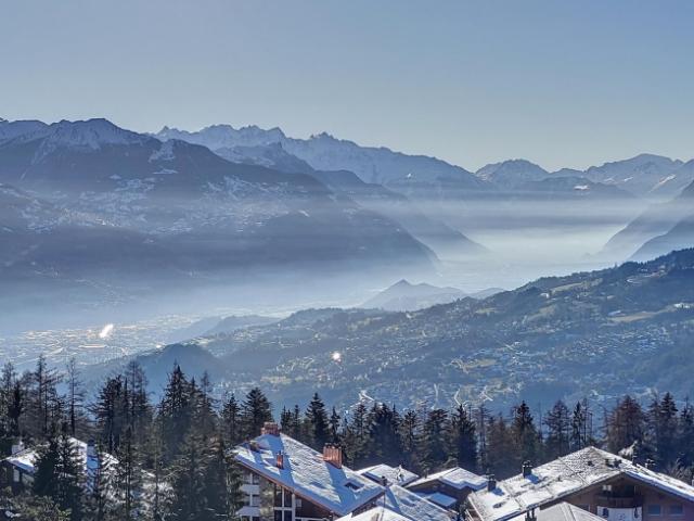 Mit herrlichem Blick über die Ebene und die Berge
