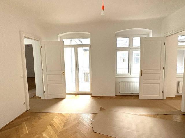 Mit Liebe und Leidenschaft saniertes 2 Zimmer Altbaujuwel im 2. Liftstock mit großzügigem Balkon