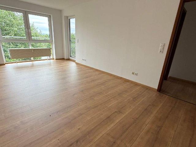 Mit Lift ins 5.OG * Laminat * Loggia * Wanne + TG Stellplatz