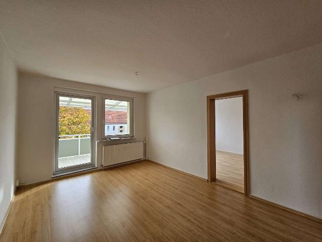 Mit STADIONBLICK Lichtdurchflutete und gepflegte 2 Raumwohnung mit Balkon und Badewanne