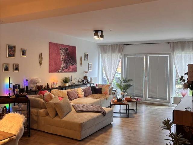 Mit Südterrasse: 2 Zimmer Wohnung mit großem Hobbyraum