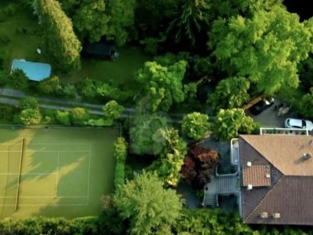 Mit privatem park und tennisplatz