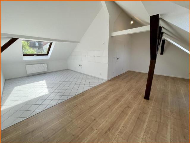 Mit Weitblick! 2,5 Raum DG Wohnung mit offener Küche im Wohnzimmer. Modernes Bad mit Wanne!