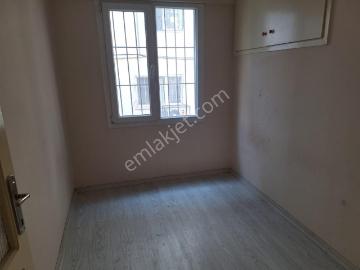 Konak Mithatpaşa Mahallesi'nde Sahile 2 Dakika Yürüme Mesafesinde 2+1 Aydınlık Daire