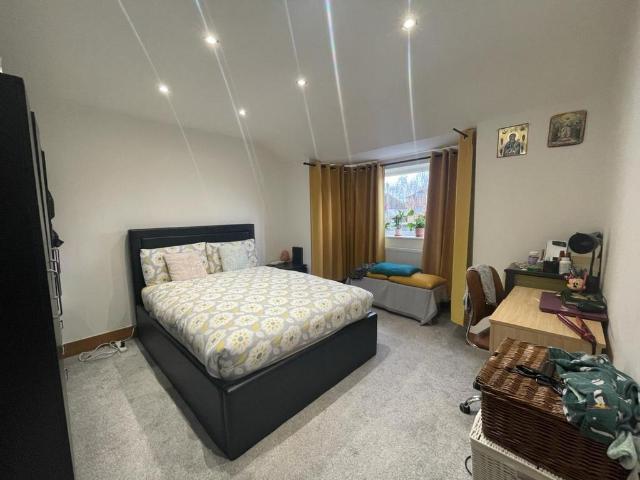 Mitcham CR4 3 bed apartment to rent £1,900 pcm £438 pw