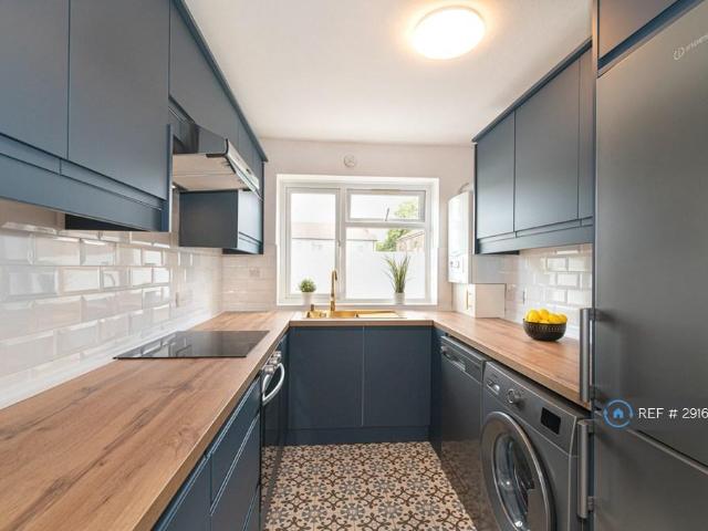 Mitcham Junction, Mitcham, CR4 3 bed flat to rent £2,100 pcm £485 pw