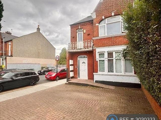 Mitcham Lane, London, SW16 3 bed flat to rent £2,700 pcm £623 pw