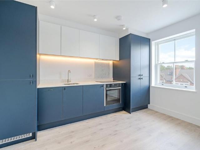 Mitcham Lane, London, SW16 2 bed flat to rent £2,300 pcm £531 pw
