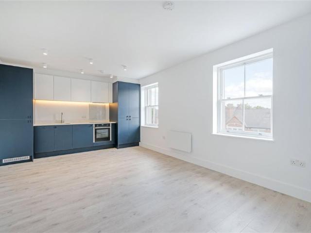 Mitcham Lane, London, SW16 2 bed flat to rent £2,500 pcm £577 pw