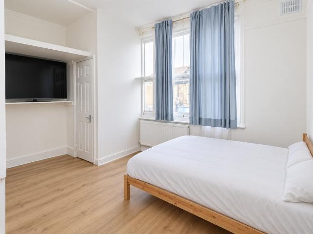 Mitcham Lane, London SW16 Studio to rent £1,250 pcm £288 pw