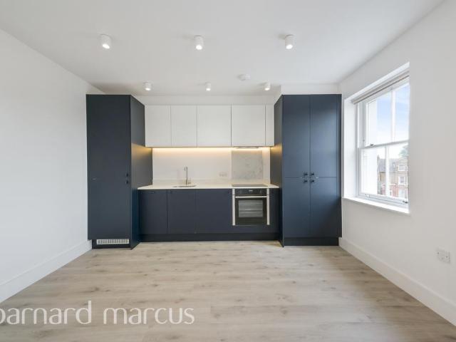 Mitcham Lane, LONDON 2 bed apartment to rent £2,500 pcm £577 pw