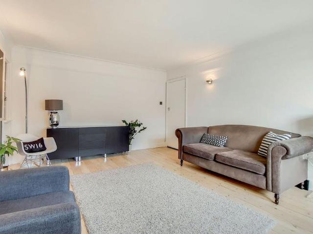 Mitcham Lane, Streatham, London, SW16 2 bed flat to rent £2,400 pcm £554 pw