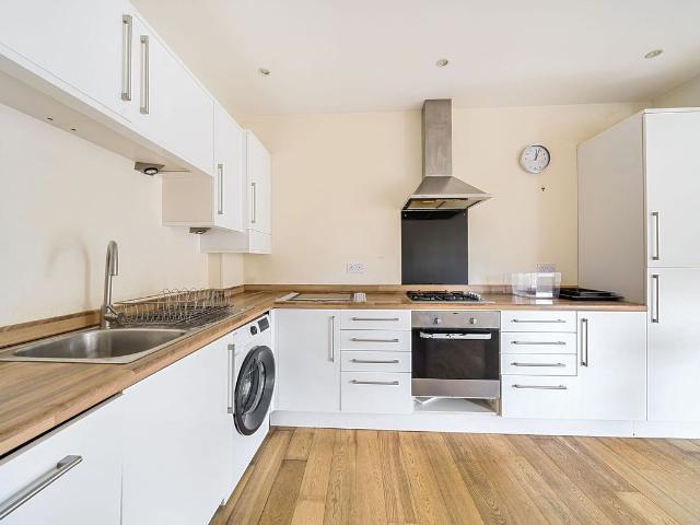 Mitcham Lane, Streatham, London SW16, 3 bed flat to rent, £2,950 pcm | PrimeLocation