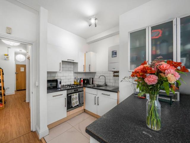 Mitcham Lane, Streatham Vale SW16, 3 bed flat to rent, £2,600 pcm | PrimeLocation