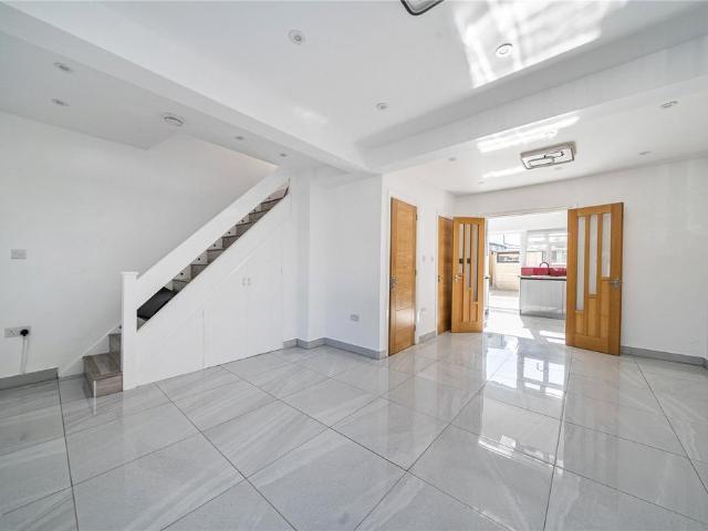 Mitcham Road, Croydon, CR0 3 bed semi detached house to rent £2,450 pcm £565 pw