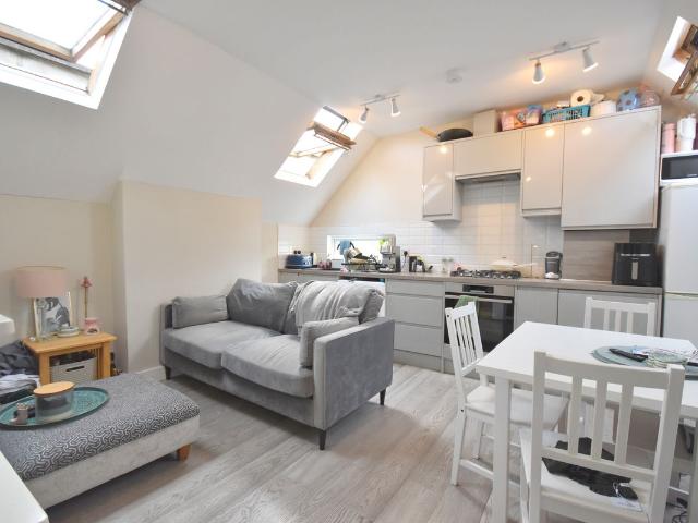 Mitcham Road, London SW17, 2 bed flat to rent, £2,000 pcm | PrimeLocation