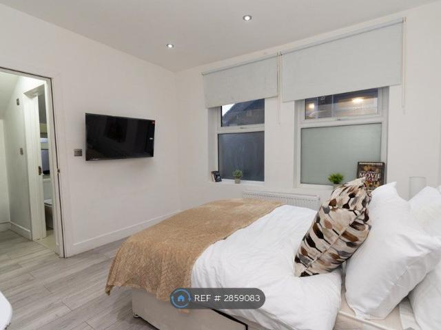 Mitcham Road, London SW17, Studio to rent, £1,600 pcm | PrimeLocation