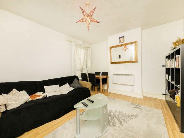 Mitcham Road, Tooting SW17, 2 bed flat to rent, £1,900 pcm | PrimeLocation