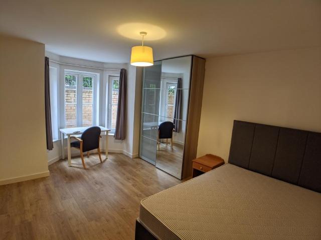Mitford Road, Manchester M14 3 bed flat to rent £1,650 pcm £381 pw
