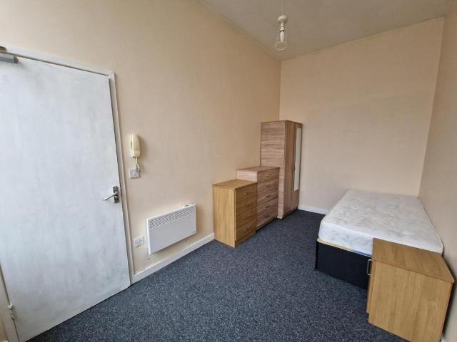 Mitford Street, Stretford. 1 bed in a house share to rent £595 pcm £137 pw