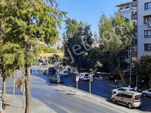Mithatpaşa Cad. Üzerinde Süper Lokasyonda Eşyalı 3+1 Daire