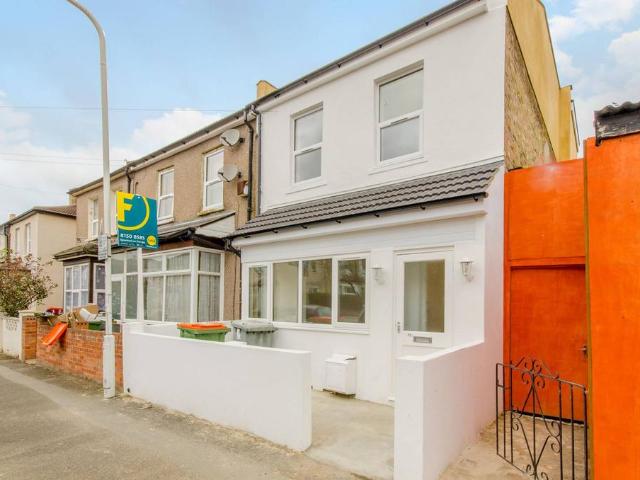 6 bedroom end of terrace house for sale