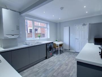 5 bedroom semi detached house for sale