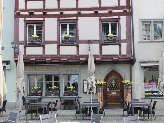 Mö­blier­tes und hel­les Zim­mer im Zen­trum von Stein am Rhein