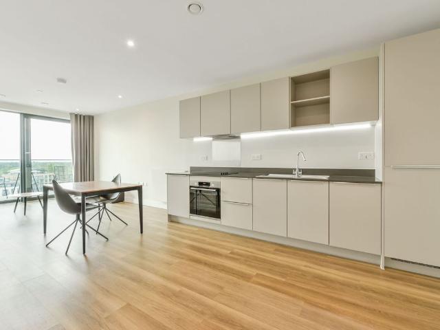 Momento Kew Bridge, Brentford TW8, 1 bed flat to rent, £2,125 pcm | PrimeLocation