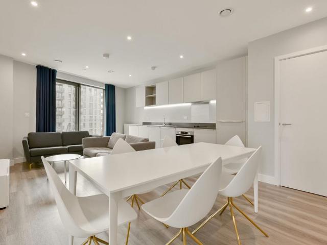 Momento Kew Bridge, Brentford, TW8 3 bed flat to rent £2,965 pcm £684 pw
