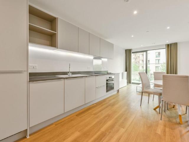 Momento Kew Bridge, Brentford, TW8 Studio to rent £1,935 pcm £447 pw