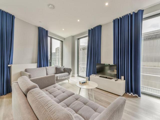 Momento Kew Bridge, Kew Bridge. 2 bed flat to rent £2,555 pcm £590 pw