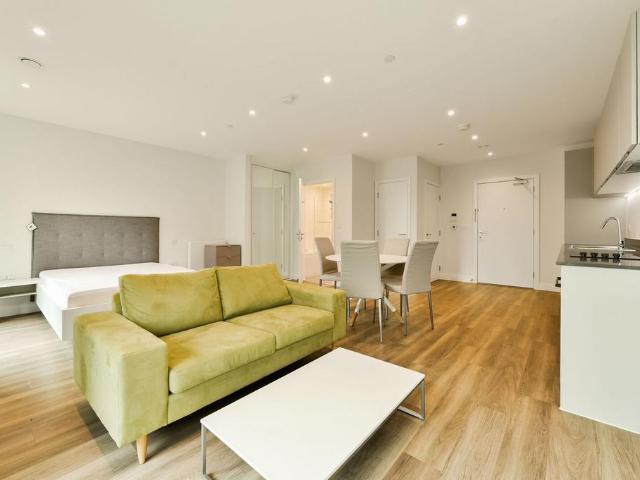 Momento Kew Bridge, Kew Bridge. Studio to rent £2,040 pcm £471 pw