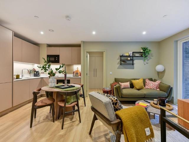 Momento Staines upon Thames, Staines. 2 bed flat to rent £2,430 pcm £561 pw