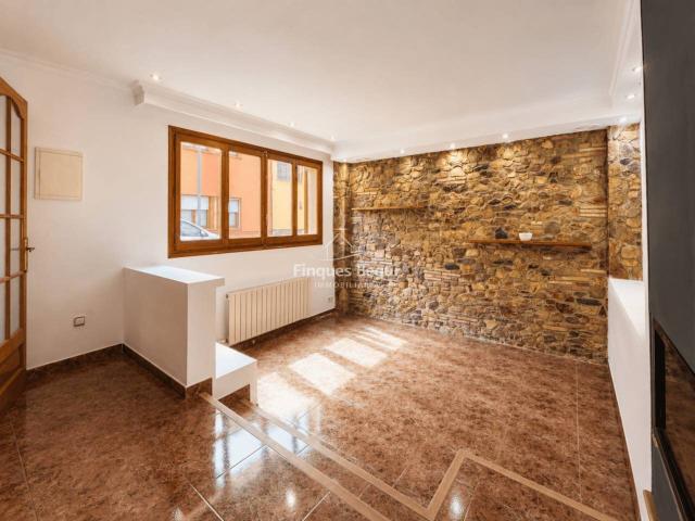 Mont Ras, Casa adosada con patio mediterráneo y garaje a 5 m. 173m² Mont Ras