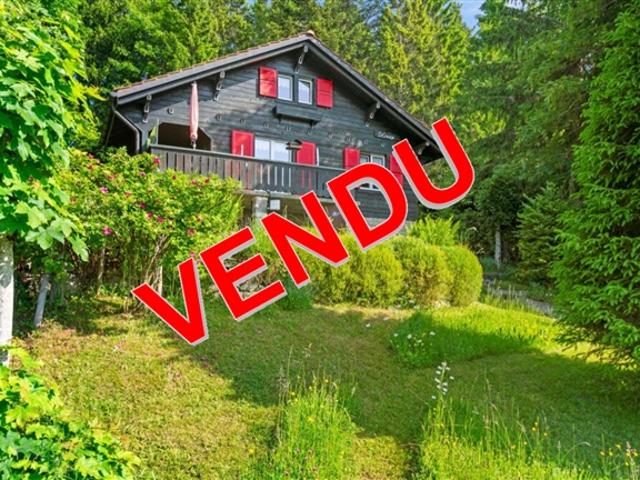 Mont Soleil, Chalet am Waldrand mit Blick auf Chasseral