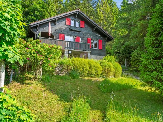 Mont Soleil, chalet en bordure de forêt avec vue sur Chasseral